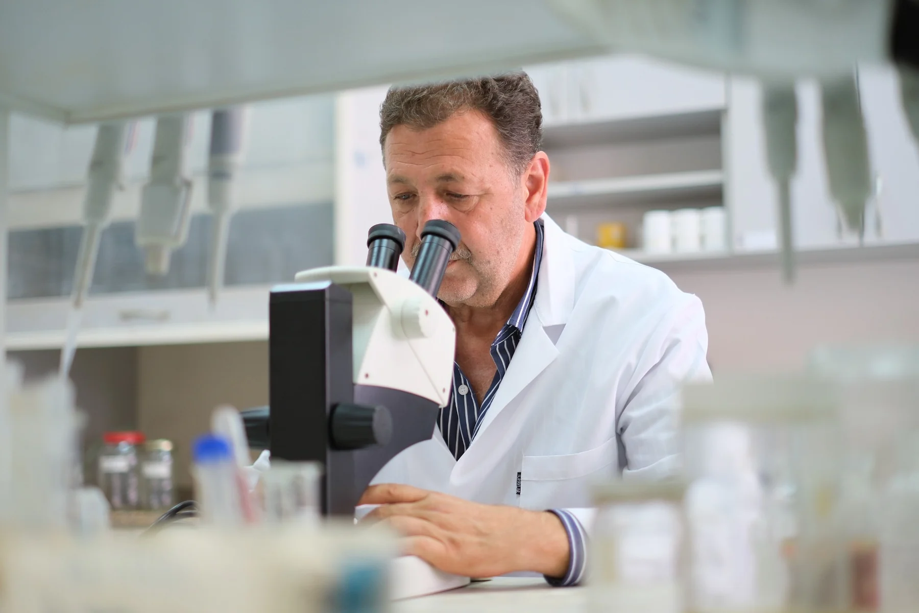 Prof. Dr. Bülent Yorulmaz laboratuvarda mikroskop kullanırken