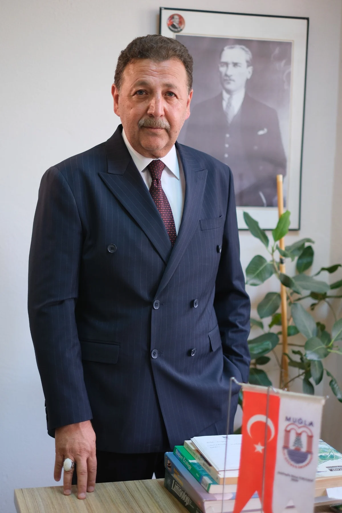 Prof. Dr. Bülent Yorulmaz Atatürk portresi önünde